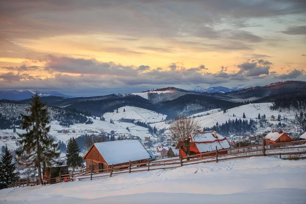 Zonsondergang in de bergen — Stockfoto