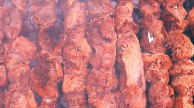 Sulu domuz kebabı duman içinde, restoran yemeği, doğum günü partisi ve dostça bir toplantı için mükemmel..