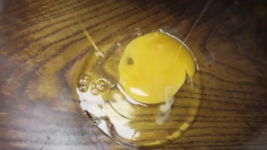 Aşçı mutfakta omlet yapmak için süt ya da kremayla yumurta çırpıyor..