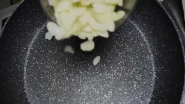 Şef tavada taze kabak çekirdeği kızartıyor, sağlıklı atıştırmalıklar ve gurme pişirme konsepti..