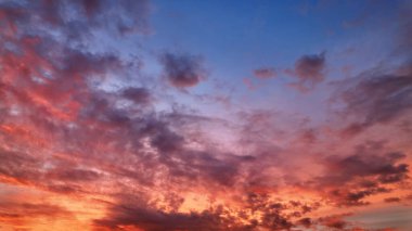 Canlı ve dramatik bulutlarla güzel bir gün doğumu, seyahat, doğa ve manzara fotoğrafçılığı için mükemmel..