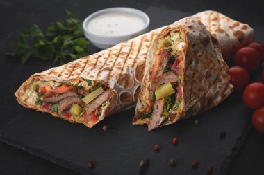 Turşulu ve domatesli biftek, menüler ve reklamlar için mükemmel sokak yemeği fotoğrafı..