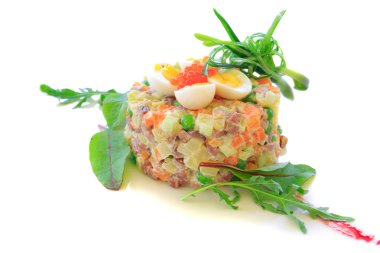 Olivier kırmızı havyar ve yumurta ile