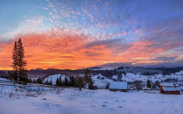 Amanecer en las montañas, invierno — Foto de Stock