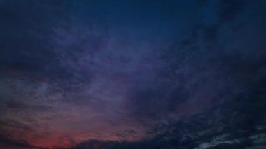 Parlayan gökyüzü ve renkli hareket eden bulutlarla, barışı ve doğal güzelliği simgeleyen çarpıcı bir gündoğumu videosu..