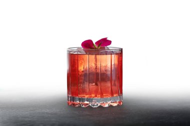 Beyaz arka planda moda pembe kokteyl içeceği, asgari estetik tarzda içecek yaşam tarzı ve markalaşma kavramları.