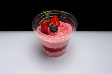 Çevrimiçi dağıtım için tek kullanımlık temiz bir konteynırda moda çilek tatlısı, modern paket yemek konsepti..