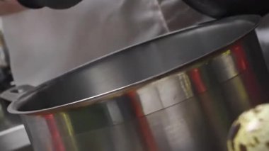 Klasik Olivier salatası için profesyonel aşçı yumurtası. Taze, temiz, modern aşçılık süreci..