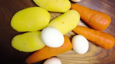 Profesyonel aşçı soyma, kesme ve karıştırma malzemeleri klasik Olivier salatası için