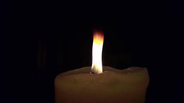 Yavaş çekimde yanan mum alevi sakinleştiriyor..