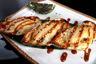 Krem peynir soslu fırında midye..