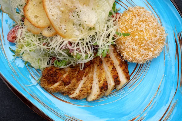 Yumurta peyniri ve salatalı sağlıklı tavuk göğsü..