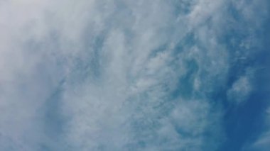 Mavi gökyüzü ve bulutların dönen kamera görüntüsü.