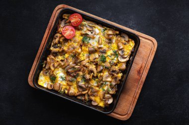 Peynirli ve yumurtalı ev yapımı mantar..