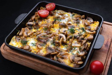 Peynirli ve yumurtalı ev yapımı mantar..