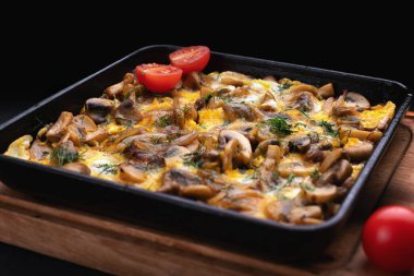 Peynirli ve yumurtalı ev yapımı mantar..