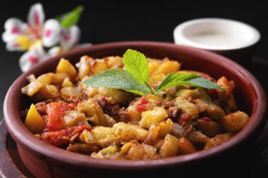 Sebze ve etle pişirilmiş ev yapımı patates güveci..