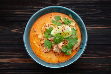 Klasik Tom yum çorbası tahtada.