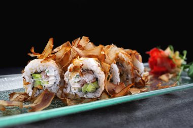 Taze bonito ton balıklı suşi..