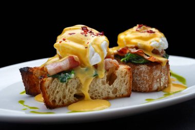 Pastırmalı ve Hollandaise soslu yumurta..