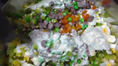 Kremalı salata sosu hazırlama süreci.