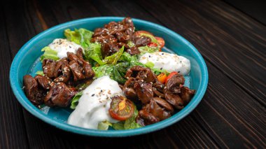 Yeşillikli tavuk kalbi salatası..