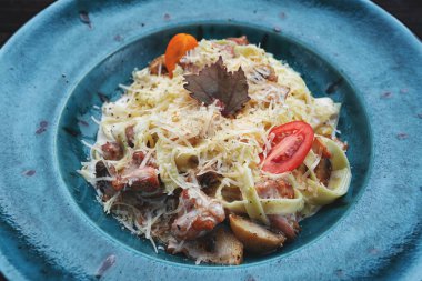 Tavuk mantarlı kremalı erişte..