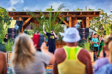 Kalabalıkla canlı müzik performansı.