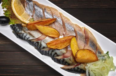 Tuzlu balık tabağı ve patates kızartması..