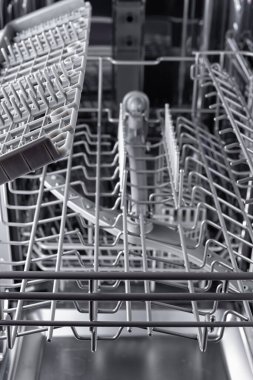 Paslanmaz çelik bulaşık makinesinin iç kısmı. Dikey