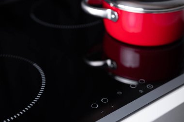 Dokunmatik kontrollü minimalist indüksiyon tenceresi.