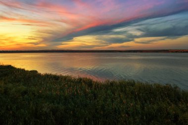 Sakin nehrin üzerinde sersemletici hava günbatımı.