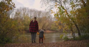 Kadın hafta sonunu küçük oğluyla birlikte doğada geçirecek. Ormanda yürüyüp göl, anne ve çocukla manzaraları seyredecek.