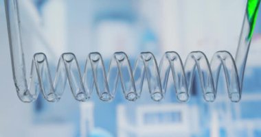 Yeşil sıvı akıyor, yatay olarak soldan sağa doğru akıyor. Bilimsel laboratuvar yoğunlaştırıcısı. Bilimsel laboratuvar deneyi. Virüse karşı bir aşı geliştirmek. İnsan genomunun incelenmesi