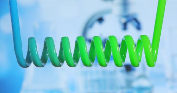 Cambiando el color ácido. Primer plano y cámara lenta de líquido verde azul amarillo en espiral horizontalmente de derecha a izquierda en un condensador de vidrio científico. procesamiento de biocombustible a través de un condensador de laboratorio — Vídeo de stock