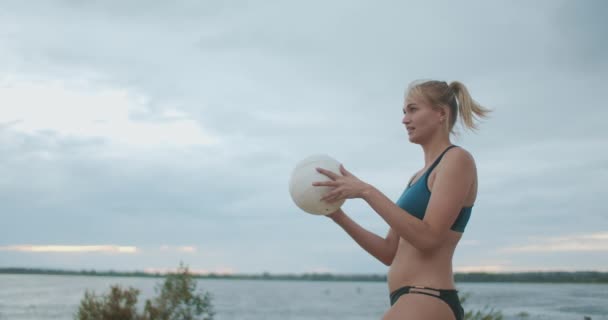 Sexy blondynka siatkarz to gra na piaszczystym boisku, serwując piłkę, slow motion shot, aktywny i sportowy — Wideo stockowe