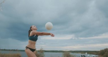 İki profesyonel plaj voleybolu bayan oyuncularından oluşan takım topu geçiyor ve dostluk maçında saldırıyor.