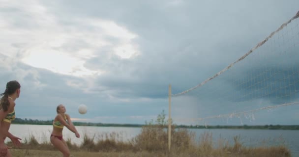 Divertissement actif des jeunes sportives pendant les vacances d'été, les femmes jouent au beach-volley, équipes professionnelles, bikini sportif habillé — Video