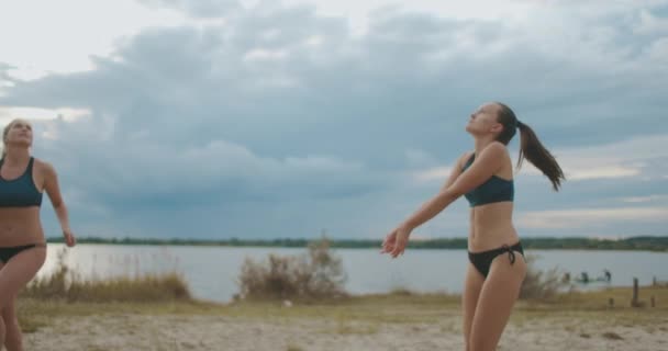 Attack av kvinnor beachvolleyboll lag, spela och träna på sandy domstol, sportaktiviteter för atletiska människor — Stockvideo