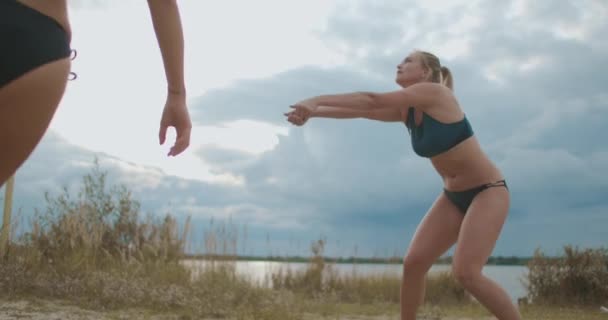 在沙滩排球的进攻中，女运动员在夏天的沙地场上二比二比赛 — 图库视频影像