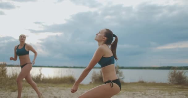 Неудачное нападение женщины пляжный волейбол, женская команда тренируется и играет летом на открытом воздухе, замедленное движение — стоковое видео