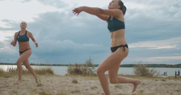 Des femmes actives et sportives s'entraînent sur un terrain sablonneux, jouent au volley-ball sur la plage, des équipes professionnelles — Video