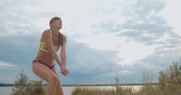 Kvinnliga beachvolleyboll spelare gör underarm pass, bula, och attackera andra lag i hopp, utbildning av två professionella lag — Stockvideo