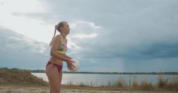 Beachvolleyboll lag av kvinnor spelar på planen på rekreationsområdet, har roligt och utbildning på sommarsemester — Stockvideo