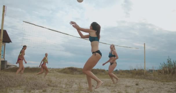 Kadın voleybol oyuncuları sert bir şekilde diğer takıma saldırıyor, top ile güçlü bir vuruş, plaj voleybolu maçı — Stok video