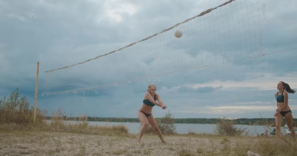 Plaj voleybolcularından oluşan profesyonel takım kadınlar kumlu sahada maç, dostça bir yarışma ve antrenman yapıyorlar. — Stok video