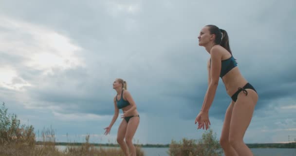 Yaz günü iki bayan voleybol takımının plaj voleybolu maçı. Profesyonel sporcu kadınların ağır çekimde pasları ve saldırıları. — Stok video