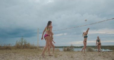 Yaz bulutlu bir günde iki bayan plaj voleybol takımı karşılaşması. Kadınlar pas veriyor, top servis ediyor ve saldırıyor. Dostça bir şampiyonluk.