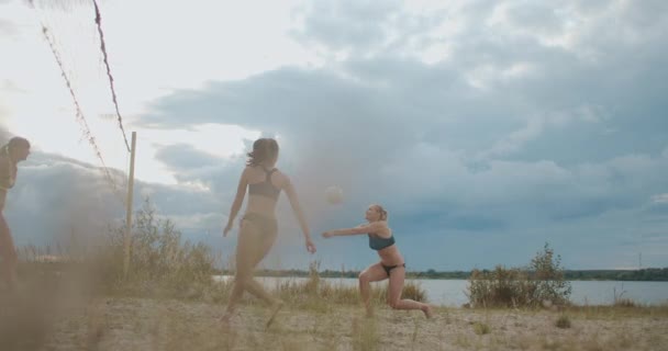 Tiro panorâmico de quadra de vôlei de praia com mulheres jogando, formação profissional de esportistas, jogo amigável — Vídeo de Stock