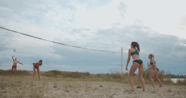 Les joueuses jouent au beach-volley en été, une équipe attaque et une autre bloque le ballon — Video